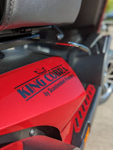 Afbeelding in Gallery-weergave laden, Een closeup foto van het logo van de King Cobra scootmobiel