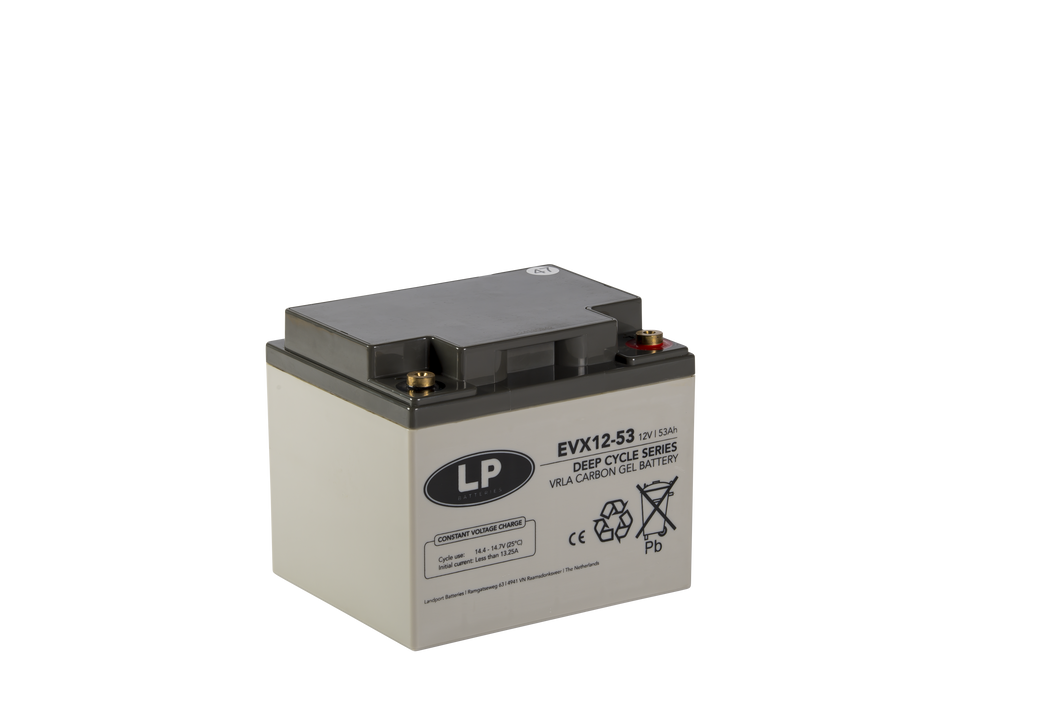 Op de afbeelding staat een accu weergegeven. Op de zijkant staat dat het een accu is van 12 Volt en 50 Ampere. Het merk LP oftewel Landport zit er ook op.