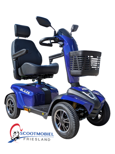 Een donkerblauwe Drive ST5D scootmobiel hier in een zijaanzicht
