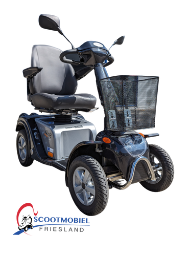 De solo 4 scootmobiel met een mand voorop en twee spiegels