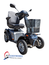 Afbeelding in Gallery-weergave laden, De solo 4 scootmobiel met een mand voorop en twee spiegels
