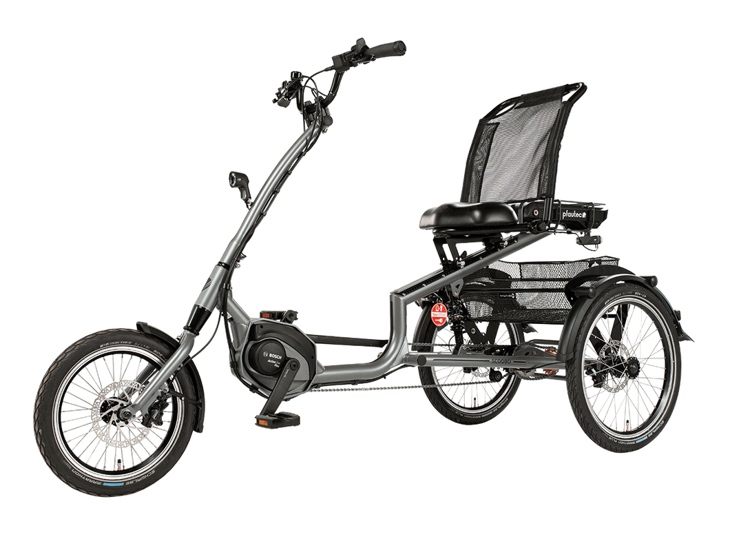 op deze afbeelding staat een pfautec driewielfiets uitgebeeld. Hij is grijs van kleur en heeft een lage instap. Er zit geen zadel op, maar een soort stoel. 