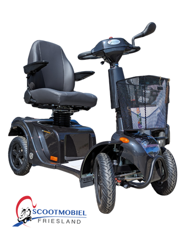 De zwarte solo 4 black pearl in een sportieve houding
