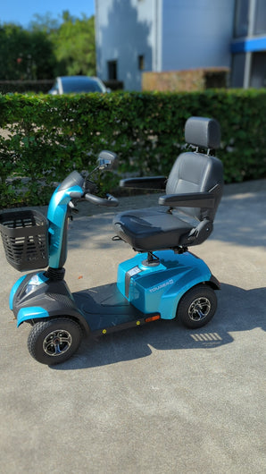 In deze video wordt de ST4D scootmobiel weergegeven van alle kanten